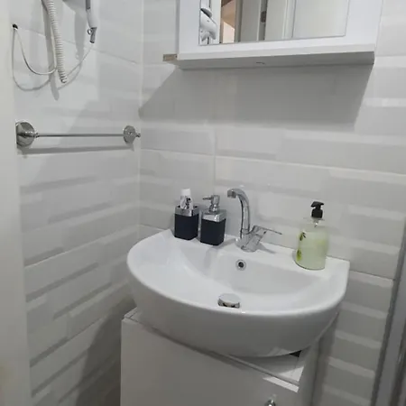 Modern - Affordable - Spacious At Center アパート *